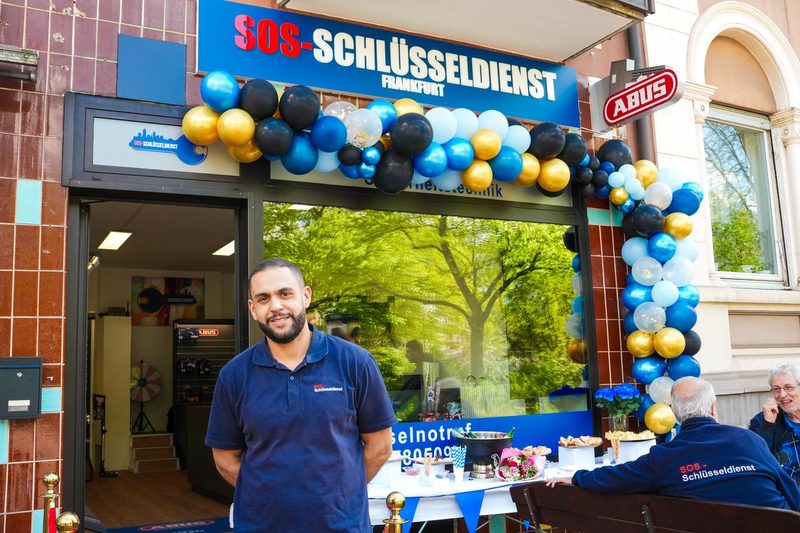 Soufian Seffar – Inhaber SOS Schlüsseldienst Frankfurt bei der Ladeneröffnung