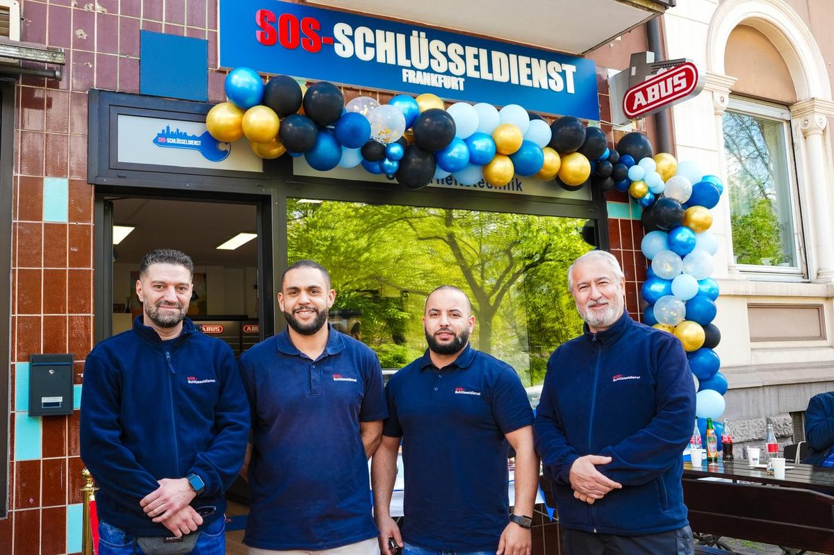 Team SOS Schlüsseldienst Frankfurt – Ladeneröffnung